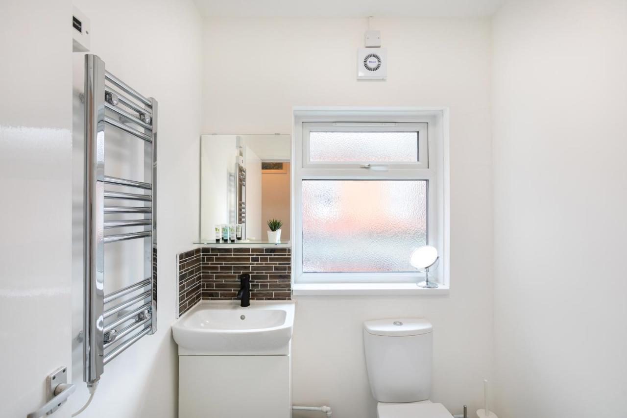 Modern 1-Bedroom Apartment, Beach 5-Min Walk, Free Parking Веймут Екстер'єр фото