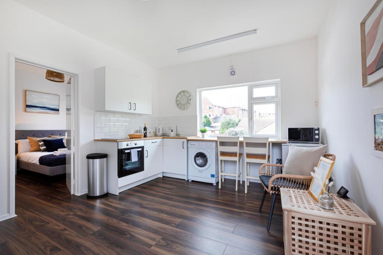 Modern 1-Bedroom Apartment, Beach 5-Min Walk, Free Parking Веймут Екстер'єр фото